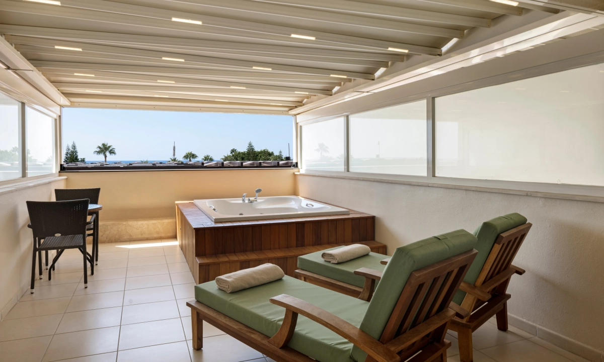 Jakuzili Aile Odası